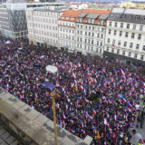 Policija sprečila stotine Čeha da skinu ukrajinsku zastavu sa Narodnog muzeja u Pragu 12