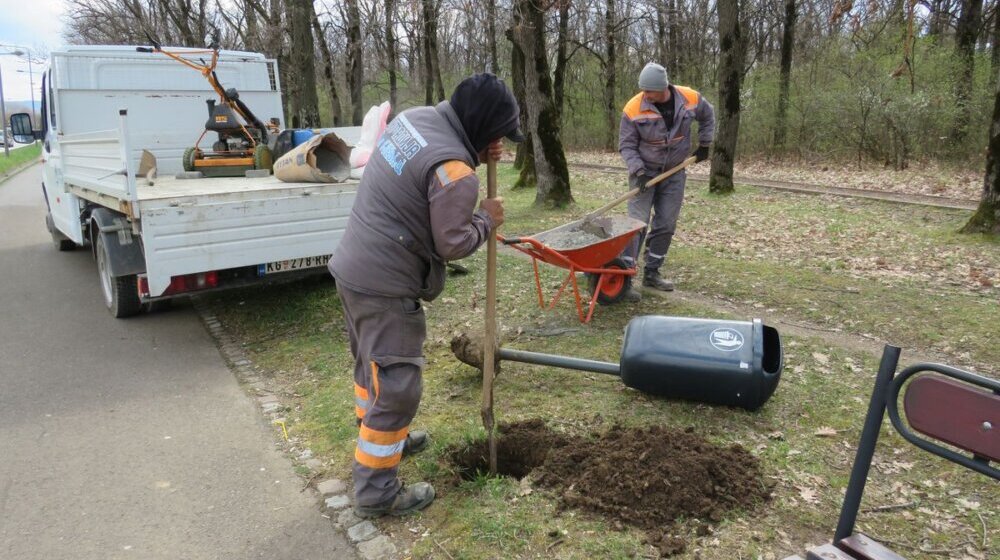 Zamenjene kante za smeće koje su vandali oštetili u Spomen parku “Kragujevački oktobar” 1