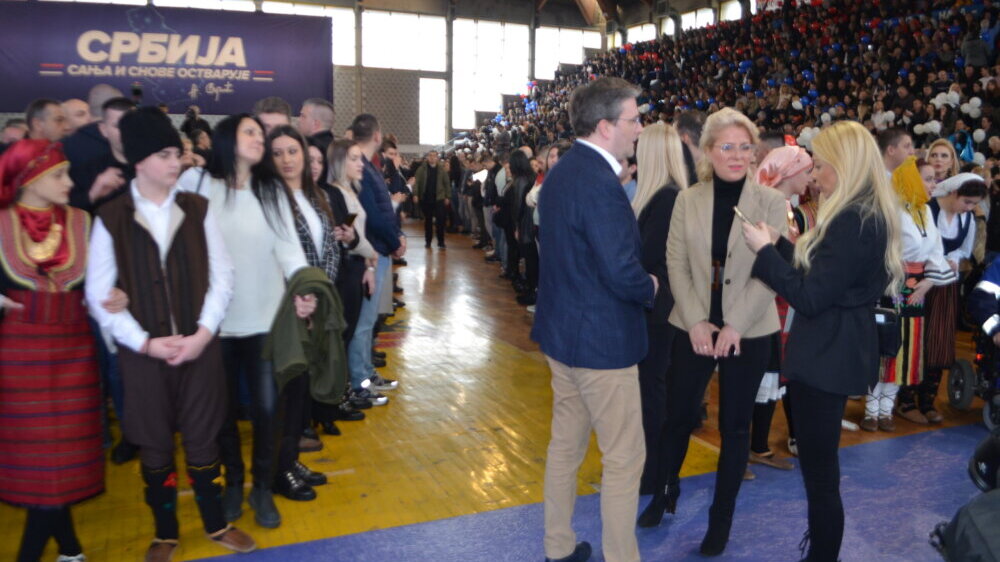"Zare ulazi u igru – ne se znaje": Kakva je atmosfera vladala u Sportskoj hali u Vranju, iz koje se Vučić obraćao? (FOTO) 3