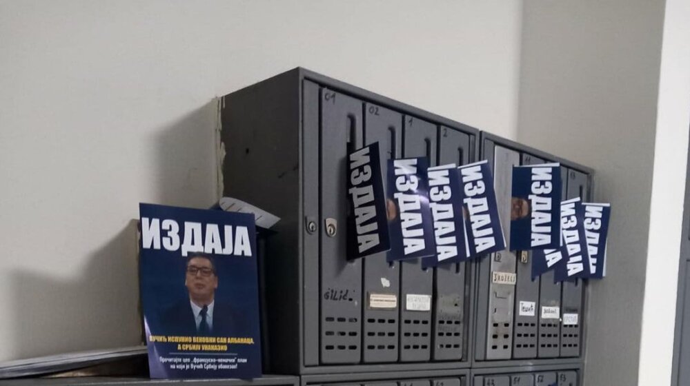 NS: Naše flajere o izdaji Kosova naprednjaci nervozno vade iz sandučića građana 1