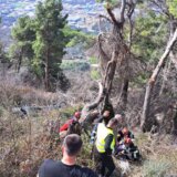 Automobil sleteo u provaliju iznad Kotora, spašene dve osobe 3