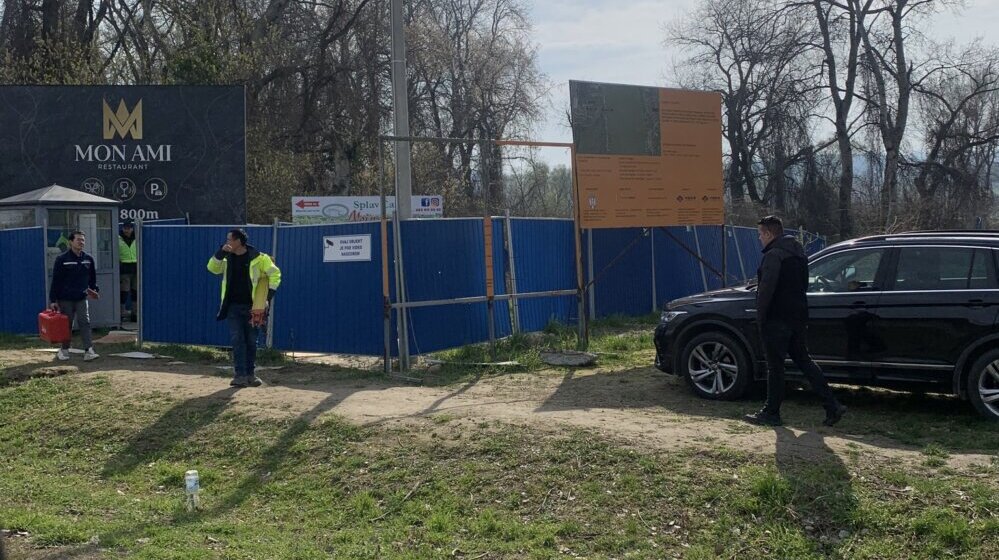 (VIDEO) Počela seča drveća na Šodrošu u Novom Sadu, kamperi pozvali policiju 1