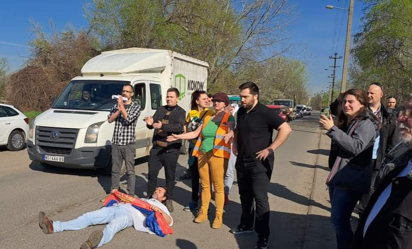 Većina aktivista na Šodrošu privedena jer nisu hteli da puste kamion "Vojvodinašuma" 1