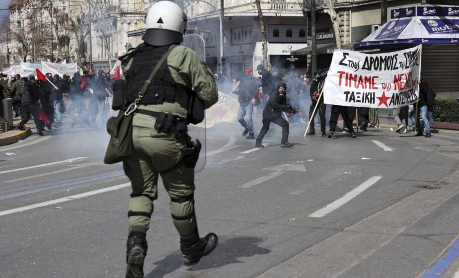 U Atini sukobi demonstranata i policajaca na protestu zbog železnične nesreće (FOTO) 1