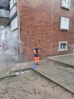 Beogradska "Gradska čistoća" uklanja grafite s fasada 2