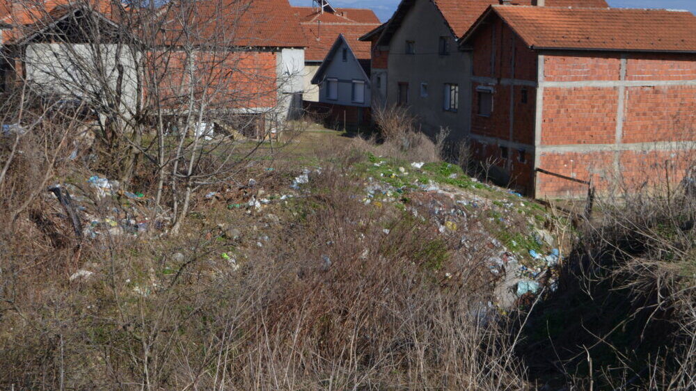(FOTO) Divlja deponija usred grada: U koritu Sobinske reke u Vranju "životinjske iznutrice i fekalije", nadležni bez odgovora 5