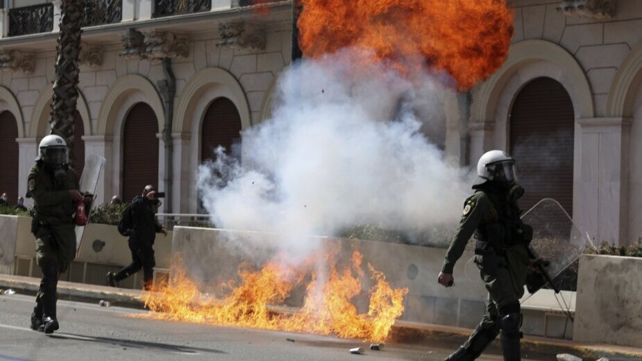 U Atini sukobi demonstranata i policajaca na protestu zbog železnične nesreće (FOTO) 4