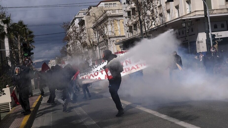 U Atini sukobi demonstranata i policajaca na protestu zbog železnične nesreće (FOTO) 3