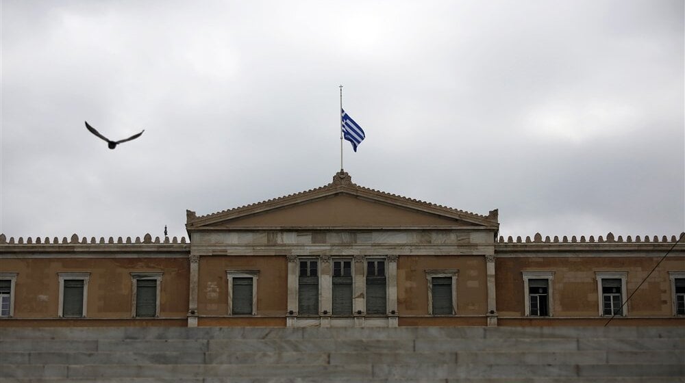 grčka zastava na pola koplja