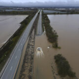 Procep u kalifornijskoj brani se udvostručio, voda plavi farme i naselja 12
