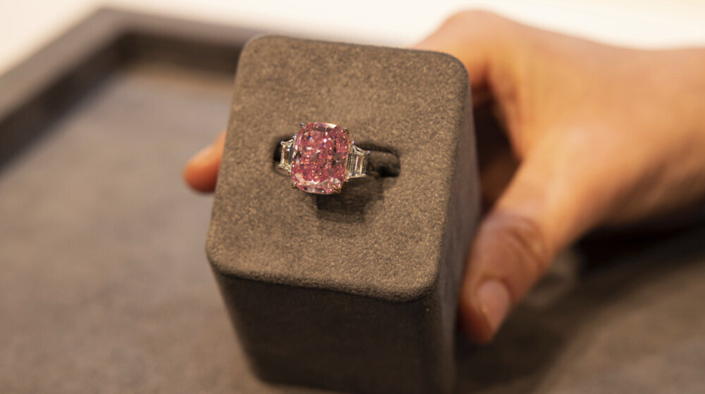 (FOTO) Redak roze dijamant uskoro na aukciji u Njujorku, procenjen na 35 miliona dolara 1