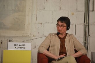 ZORAN DJINDJIC I SPOLJNOPOLITICKA ORIJENTACIJA SRBIJE 2003-2023 Panel-diskusija: Za Srbiju važno pitanje kako da ponovo privoli javno mnjenje Evropskoj uniji 2