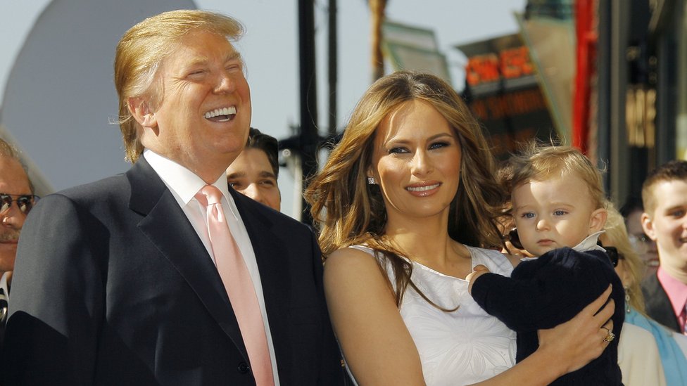 Amerika i politika: Zašto je priča o Stormi Danijels i Donaldu Trampu važna? 3 Donald Trump and his wife and youngest child smile at the unveiling of his star on the Hollywood Walk of Fame.