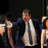 Trener Efesa o navijačima Crvene zvezde posle meča u „Pioniru“: Sramota za sport i Evroligu (VIDEO) 6