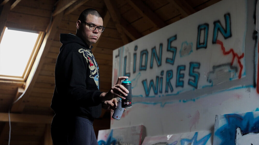 Život je, kao i umetnost, hod po žici: Izložba "Lavovi na žicama" u galeriji Monolog 1