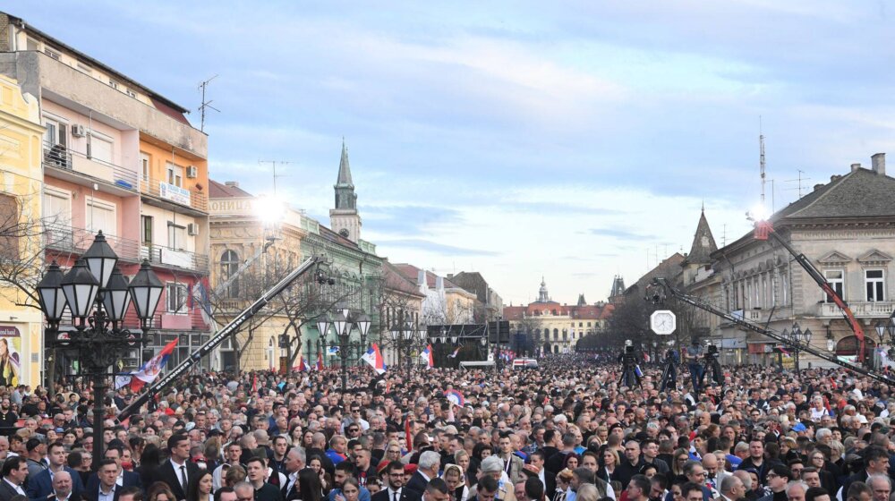 Da li je godišnjica NATO agresije bila komemoracija ili miting SNS-a: Taksisti u Somboru besplatno dovozili građane "da dočekaju predsednika" (FOTO) 1