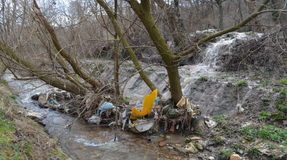 Kanalizaciona voda i fekalije se slivaju u reku, nadležni u Vranju bez odgovora 1