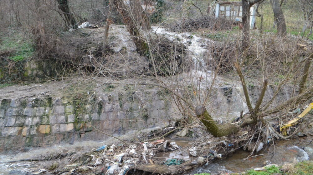 Kanalizaciona voda i fekalije se slivaju u reku, nadležni u Vranju bez odgovora 2
