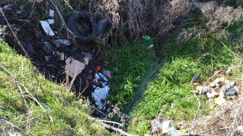 (FOTO) Divlja deponija usred grada: U koritu Sobinske reke u Vranju "životinjske iznutrice i fekalije", nadležni bez odgovora 1