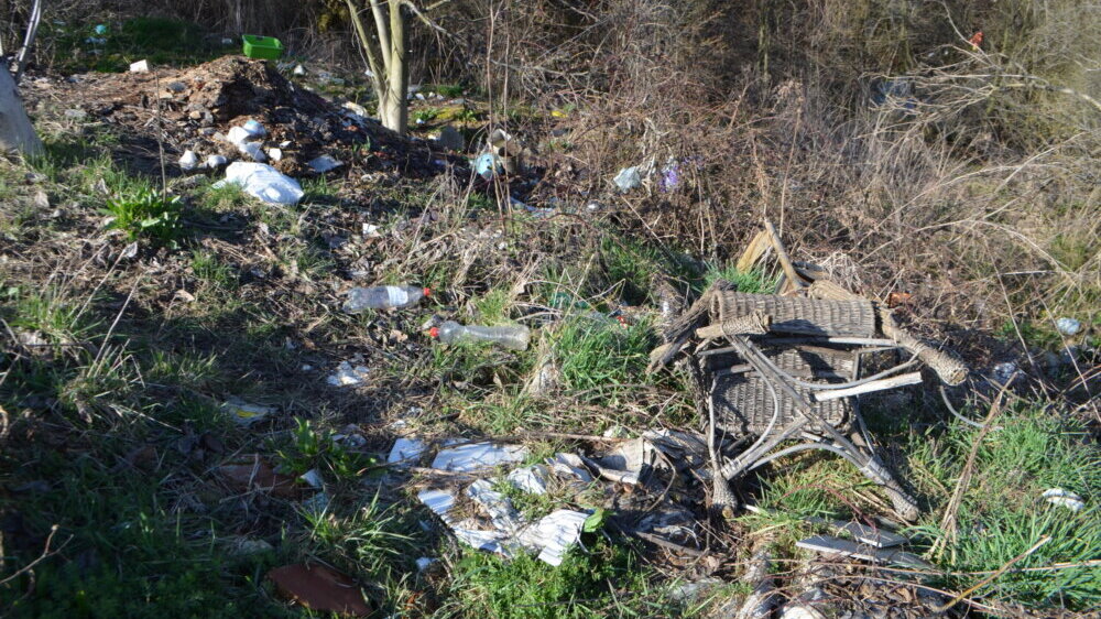(FOTO) Divlja deponija usred grada: U koritu Sobinske reke u Vranju "životinjske iznutrice i fekalije", nadležni bez odgovora 6