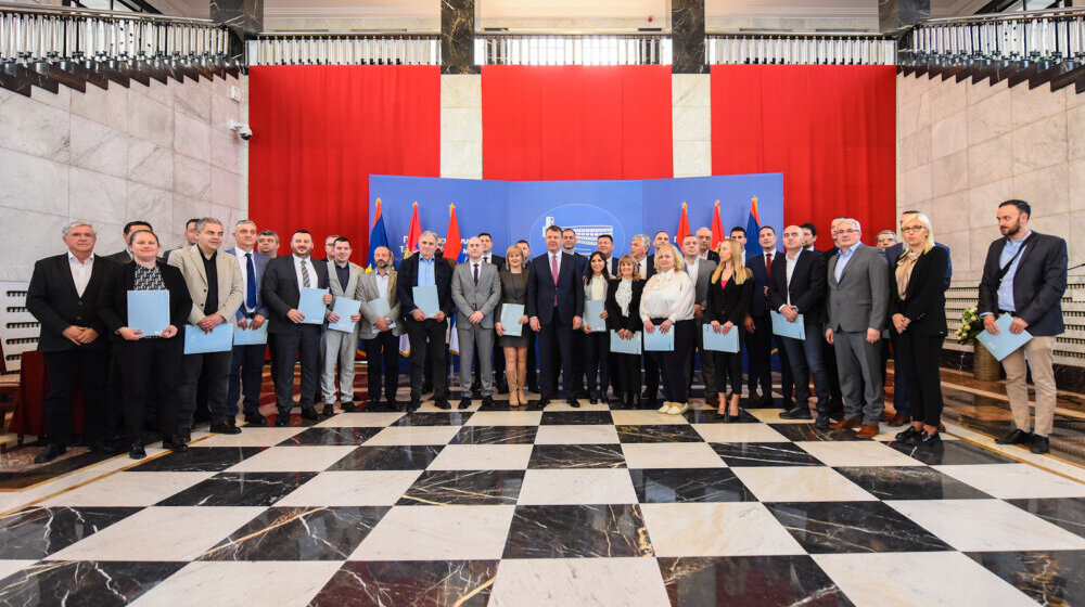 U Vladi Vojvodine dodeljeni ugovori lokalnim samoupravama za projekte vredne šest milijardi dinara 1