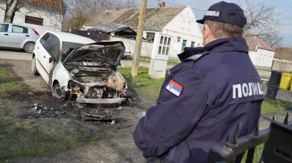 (VIDEO/FOTO) Zapaljen automobil funkcionera SSP u Elemiru 1