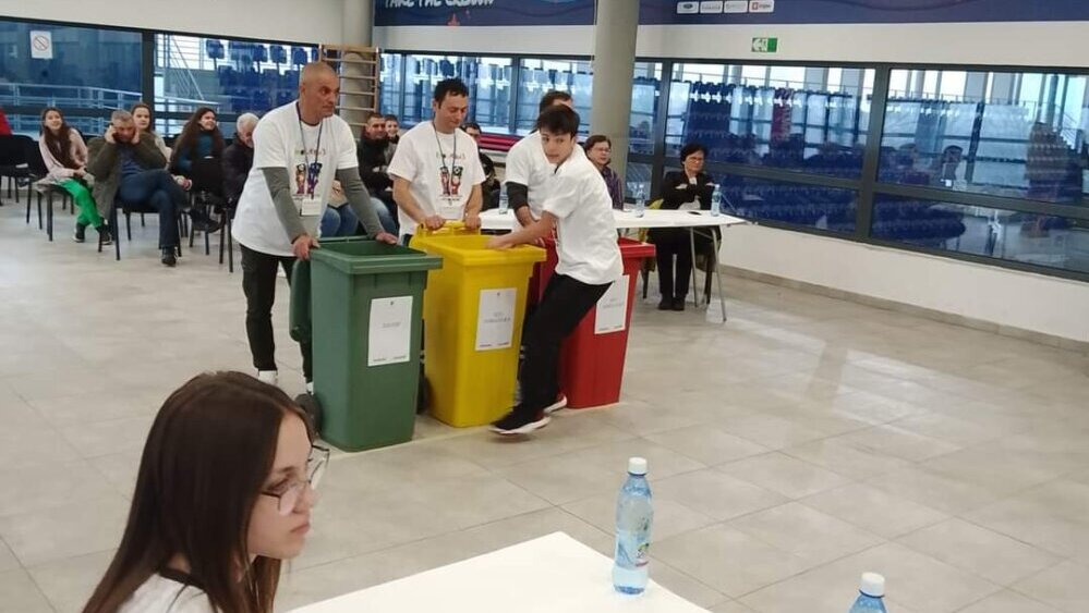 Eko kviz u Zrenjaninu: Đaci razvrstali smeće i pokazali kako treba 2 Eko kviz u Zrenjaninu: Đaci razvrstali smeće i pokazali kako treba 2