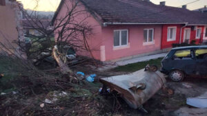 Vozač napravio lom u Sevojnu: Šleperom oštetio deo stambene zgrade, automobile, kontejnere (FOTO) 2