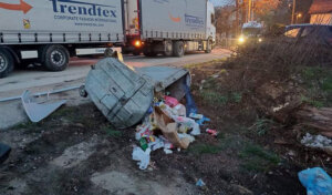Vozač napravio lom u Sevojnu: Šleperom oštetio deo stambene zgrade, automobile, kontejnere (FOTO) 4