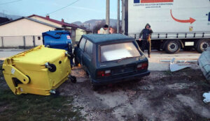 Vozač napravio lom u Sevojnu: Šleperom oštetio deo stambene zgrade, automobile, kontejnere (FOTO) 3