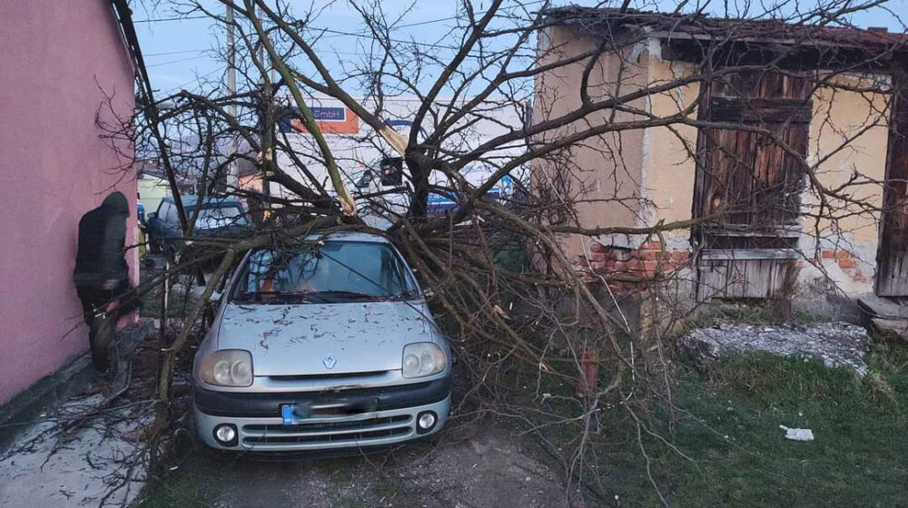 Vozač napravio lom u Sevojnu: Šleperom oštetio deo stambene zgrade, automobile, kontejnere (FOTO) 1