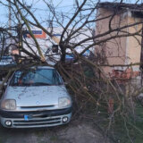 Vozač napravio lom u Sevojnu: Šleperom oštetio deo stambene zgrade, automobile, kontejnere (FOTO) 2