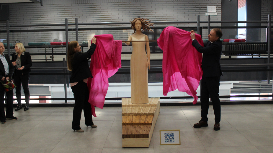 Otkrivena skulptura žene "Ravnoteža" na Ekonomskom fakultetu u Beogradu 1