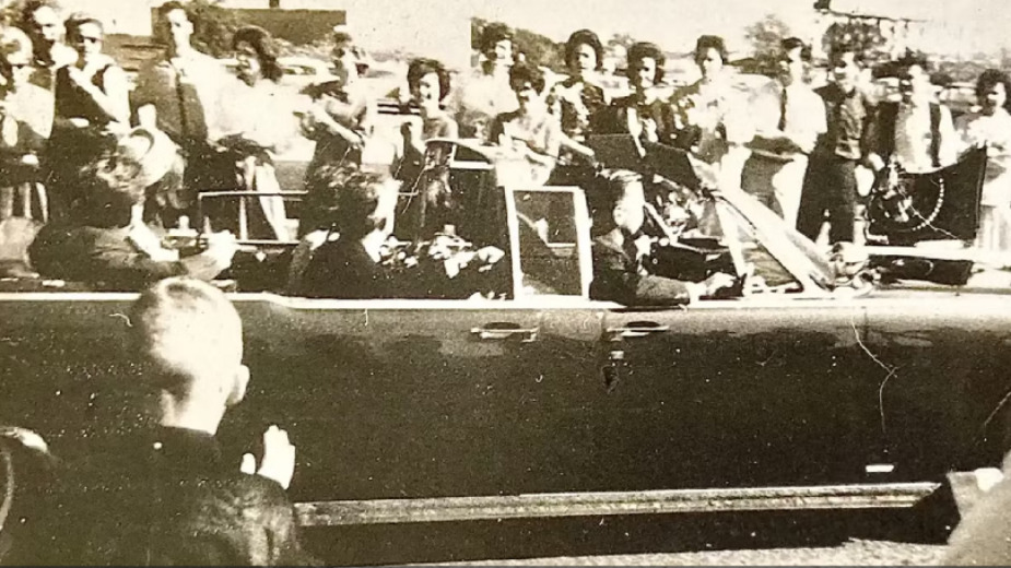 Dosad nepoznata fotografija Džona Kenedija par minuta pre ubistva u Dalasu nađena u prodavnici polovnih mašina 1