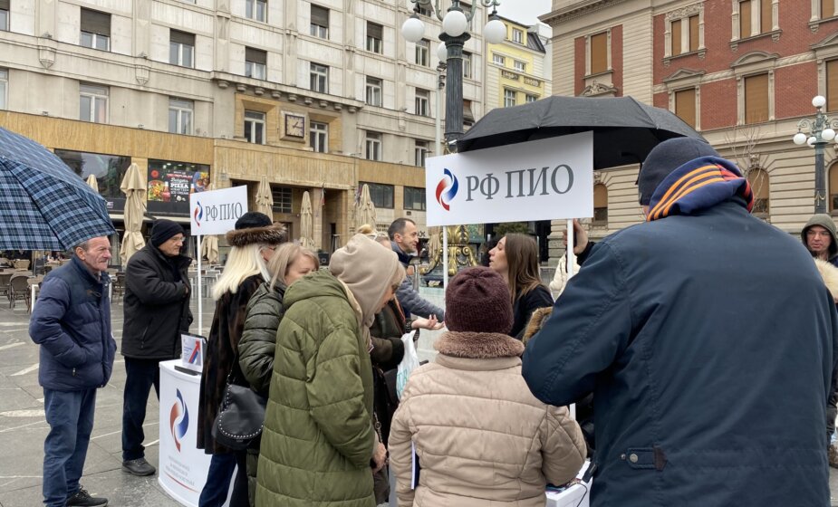 Kiša osujetila penzionere u redu za kartice na Trgu republike: Kako je prošao početak nove akcije PIO fonda 1