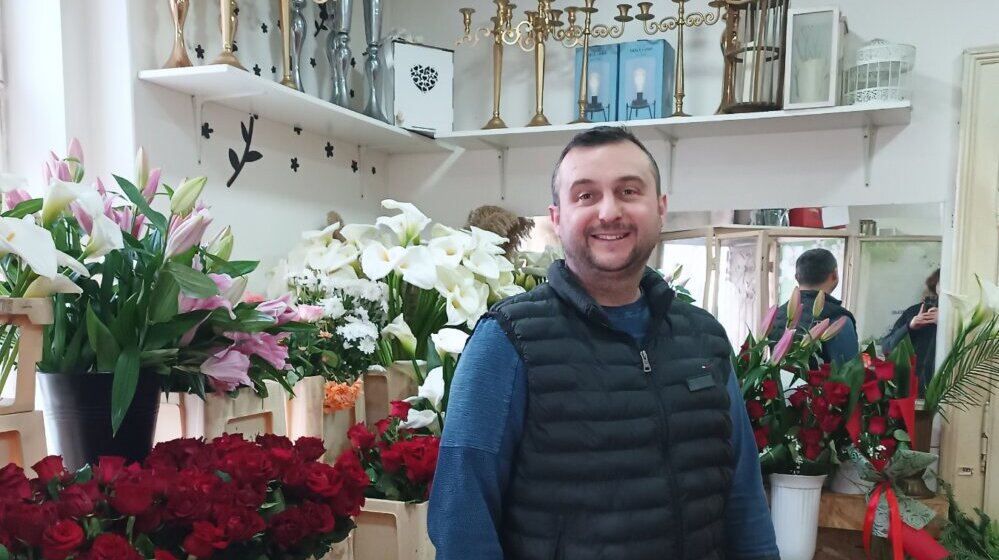 "Dostavio sam 2.501 ružu, porudžbinu primio čak sa Novog Zelanda, i odneo cveće u Austriju": Šta je sve doživeo šabački cvećar za 27 godina rada 1