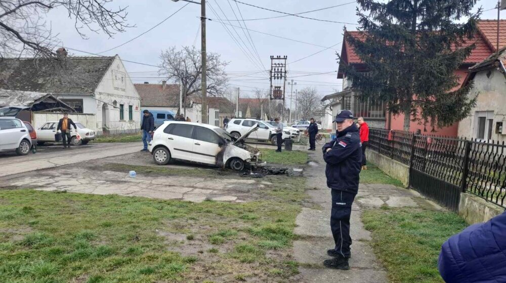 Zrenjaninske organizacije traže zaštitu za porodicu Stankov kojoj je ispred kuće zapaljen automobil 1