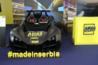 Zvuk usisivača umesto zvuka automobila, hostese i cene od kojih se vrti u glavi: Reporter Danasa na Sajmu automobila 2