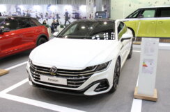 Zvuk usisivača umesto zvuka automobila, hostese i cene od kojih se vrti u glavi: Reporter Danasa na Sajmu automobila 14