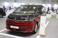 Zvuk usisivača umesto zvuka automobila, hostese i cene od kojih se vrti u glavi: Reporter Danasa na Sajmu automobila 15