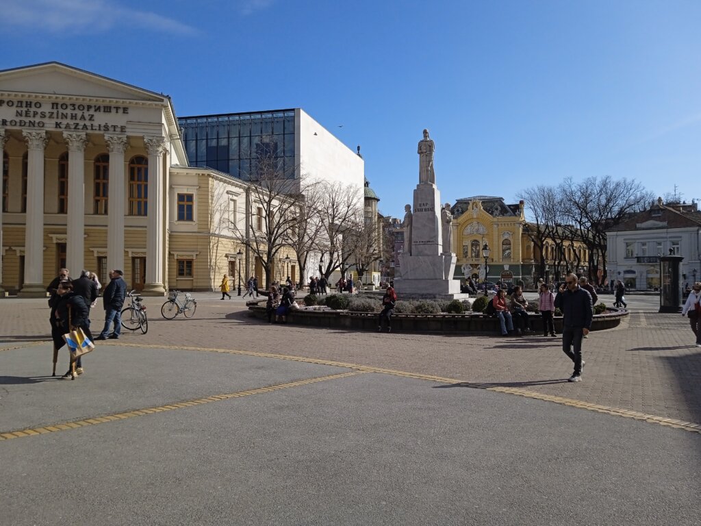 Šetnja stazama oslobodilaca Subotice: Fasada Gradske kuće još uvek čuva tragove metaka streljanih osoba 8