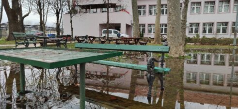 Podzemne vode se izlile u dvorište Poljoprivredne škole u beogradskom naselju Krnjača 10