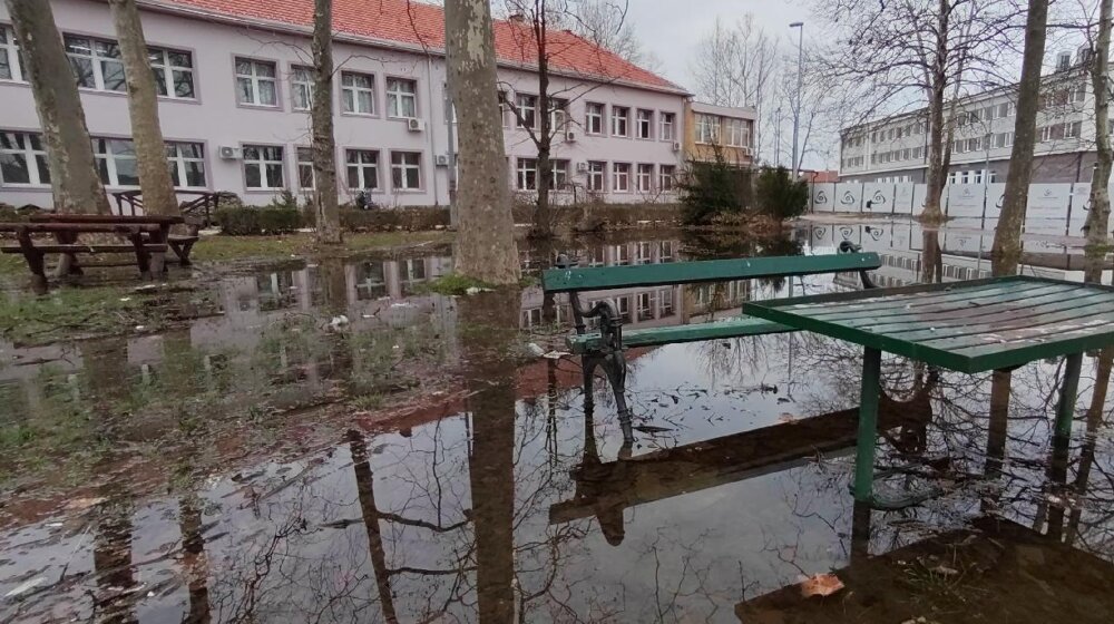Podzemne vode se izlile u dvorište Poljoprivredne škole u beogradskom naselju Krnjača 1