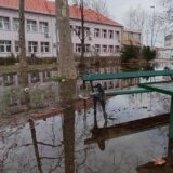 Podzemne vode se izlile u dvorište Poljoprivredne škole u beogradskom naselju Krnjača 2