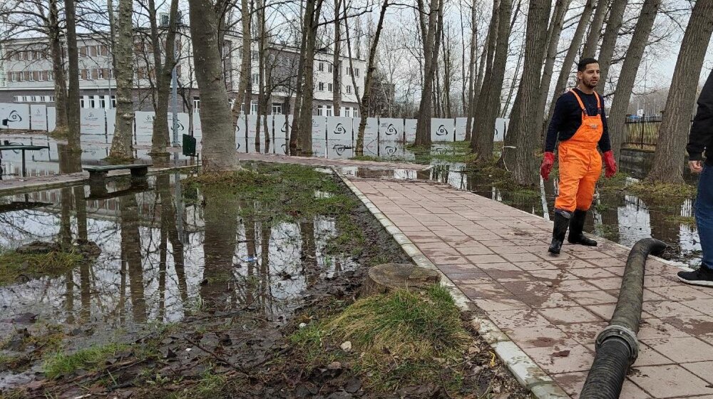 Zapušeni kanali u Krnjači prete od izlivanja, jedan od njih u blizini škole 1
