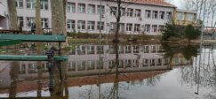 Podzemne vode se izlile u dvorište Poljoprivredne škole u beogradskom naselju Krnjača 3