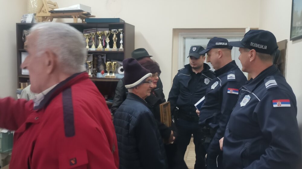 Pobuna penzionera u Šapcu: Prekinuta izborna skupština, morala da interveniše policija 1