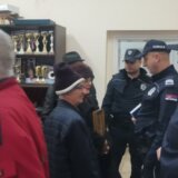 Pobuna penzionera u Šapcu: Prekinuta izborna skupština, morala da interveniše policija 3