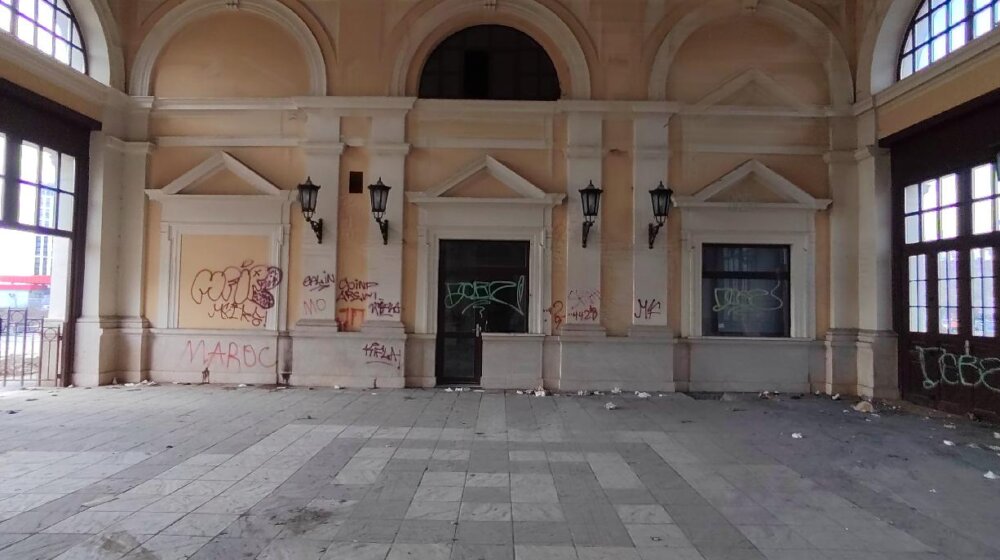 (FOTO) Sprejevima išarani zidovi unutar nekadašnje glavne železničke stanice u Beogradu 1