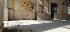 (FOTO) Sprejevima išarani zidovi unutar nekadašnje glavne železničke stanice u Beogradu 5